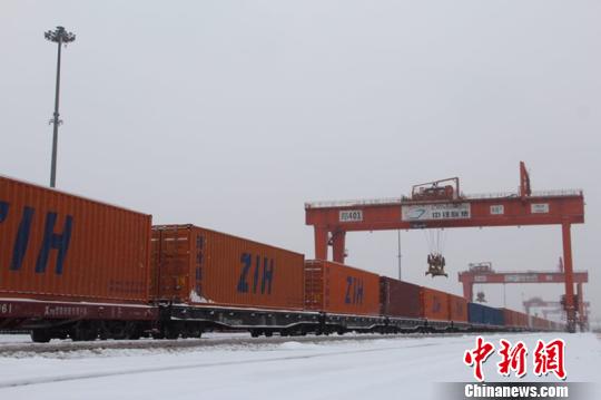 布冯一家悠闲度假 女友美艳子女相伴温情满满【kycom】(图4)